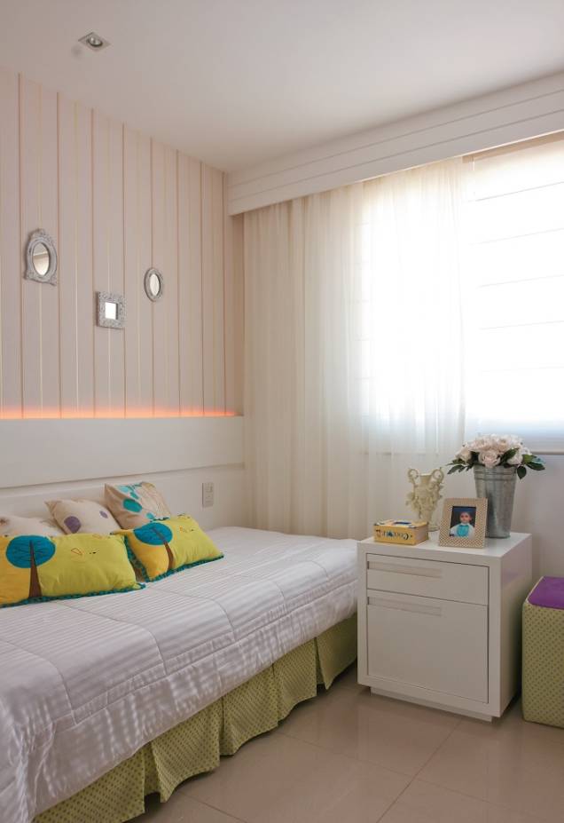 <span>As listras verticais do delicado papel de parede contrastam com as faixas horizontais do painel e do cortineiro. Sobre a cama, almofadas com estampas fofas acompanham as cores da decoração.</span> <span>As listras verticais do delicado papel de parede contrastam com as faixas horizontais do painel e do cortineiro. Sobre a cama, almofadas com estampas fofas acompanham as cores da decoração.</span>