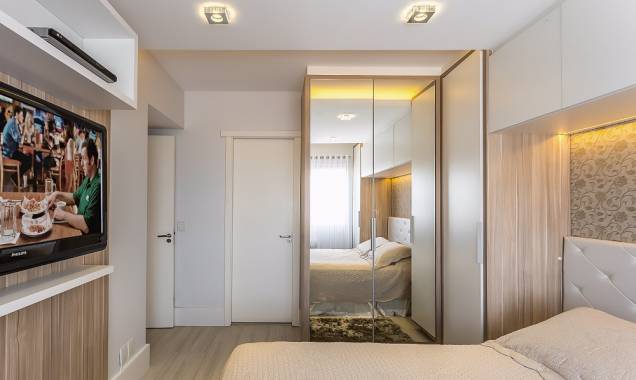 <span>Desenhados pela arquiteta e executados sob medida (Fratelli Móveis), os armários são de MDF revestido de laminado melamínico nas cores Branco Liso e Cillegio Grigio (MaDeFibra, da Duratex). Duas das portas são cobertas de espelho, que servem não só para as trocas de roupa como refletem – e, portanto, potencializam – a luz natural que vem da janela logo em frente. Projeto da arquiteta Camila Chalon.</span> <span>Desenhados pela arquiteta e executados sob medida (Fratelli Móveis), os armários são de MDF revestido de laminado melamínico nas cores Branco Liso e Cillegio Grigio (MaDeFibra, da Duratex). Duas das portas são cobertas de espelho, que servem não só para as trocas de roupa como refletem – e, portanto, potencializam – a luz natural que vem da janela logo em frente. Projeto da arquiteta Camila Chalon.</span>