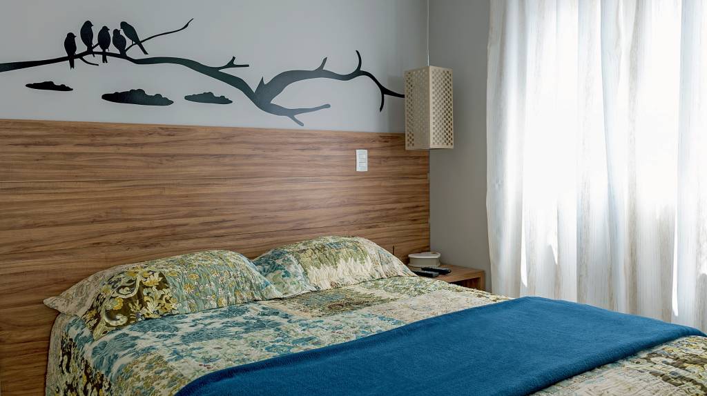 ape-de-48-m-com-pitadas-de-amarelo-na-decoracao-quarto-cabeceira ape-de-48-m-com-pitadas-de-amarelo-na-decoracao-quarto-cabeceira
