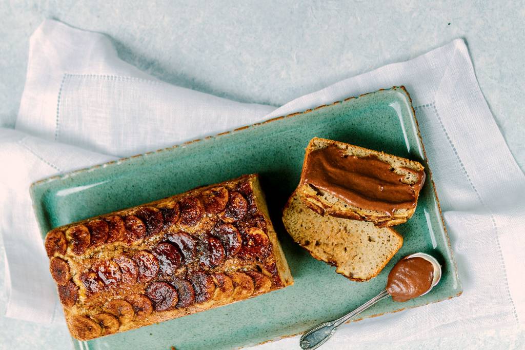 Bolo de banana com brigadeiro de casca de banana