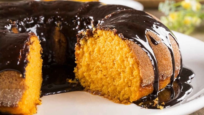 Bolo de cenoura infalível com calda de chocolate