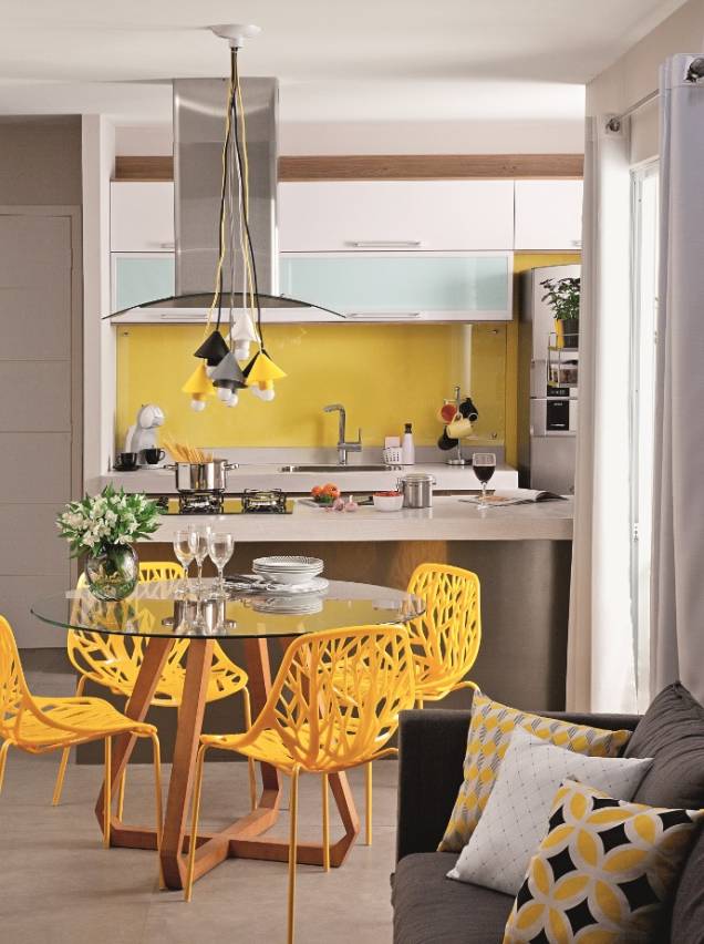 <span>O conjunto de jantar não deixa o visual carregado. “O tampo de vidro da mesa traz leveza”, afirma a profissional. Nesse caso, tem a vantagem adicional de não bloquear a luz que vem da varanda. O fato de as cadeiras terem assento e encosto vazados permite que elas cumpram esses mesmos papéis, e diminui o peso do amarelo vibrante. Projeto dos arquitetos Alice Martins e Flávio Butti, do escritório AMFB,</span> <span>O conjunto de jantar não deixa o visual carregado. “O tampo de vidro da mesa traz leveza”, afirma a profissional. Nesse caso, tem a vantagem adicional de não bloquear a luz que vem da varanda. O fato de as cadeiras terem assento e encosto vazados permite que elas cumpram esses mesmos papéis, e diminui o peso do amarelo vibrante. Projeto dos arquitetos Alice Martins e Flávio Butti, do escritório AMFB,</span>