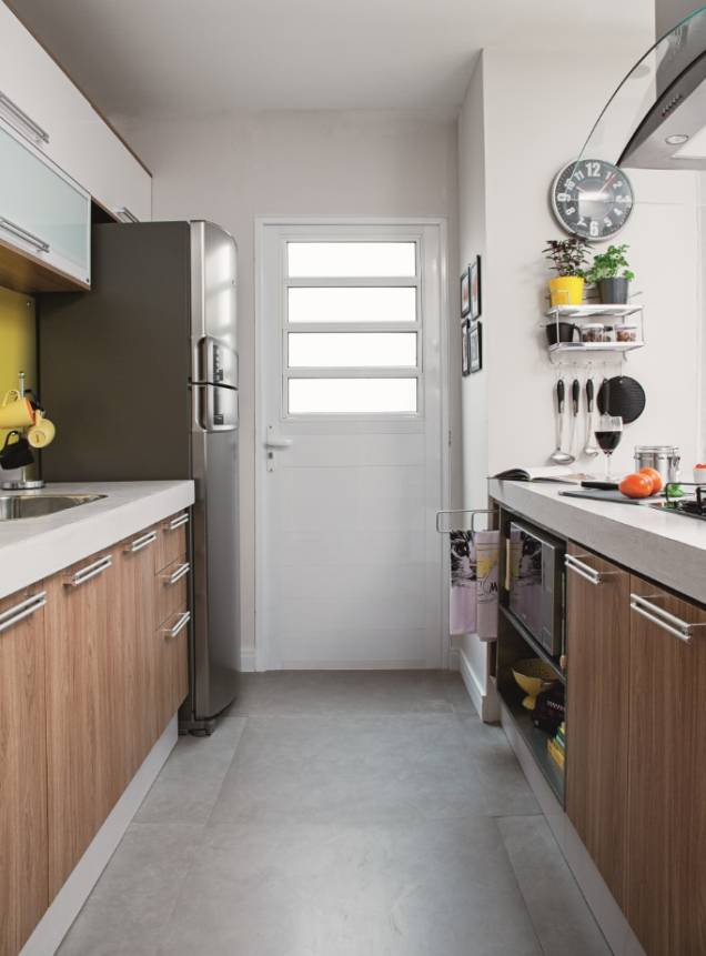 <span>Os armários reúnem acabamentos em padrão amadeirado, que aquece, e branco, que clareia a área. Projeto dos arquitetos Alice Martins e Flávio Butti, do escritório AMFB.</span> <span>Os armários reúnem acabamentos em padrão amadeirado, que aquece, e branco, que clareia a área. Projeto dos arquitetos Alice Martins e Flávio Butti, do escritório AMFB.</span>