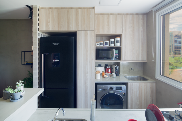 <span>Na lavanderia, acoplada à cozinha, o tanque foi trocado por um de embutir. O armário acima dele é uma despensa, e abaixo, ficam materiais de limpeza. Projeto da designer de interiores Carla Monza, do Estúdio Orla.</span> <span>Na lavanderia, acoplada à cozinha, o tanque foi trocado por um de embutir. O armário acima dele é uma despensa, e abaixo, ficam materiais de limpeza. Projeto da designer de interiores Carla Monza, do Estúdio Orla.</span>