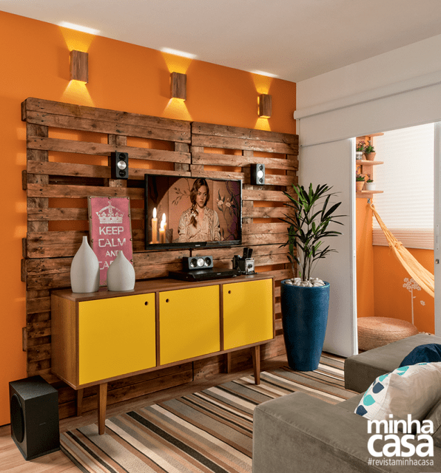 Reaproveitar é chique e beneficia o planeta! O painel da TV compõe-se de paletes de eucalipto tratados com verniz marítimo (ref. C192V, da Suvinil). Projeto do arquiteto Glaucio Gonçalves, do escritório paulistano EB-A - Espaço Brasileiro de Arquitetura. Reaproveitar é chique e beneficia o planeta! O painel da TV compõe-se de paletes de eucalipto tratados com verniz marítimo (ref. C192V, da Suvinil). Projeto do arquiteto Glaucio Gonçalves, do escritório paulistano EB-A - Espaço Brasileiro de Arquitetura.