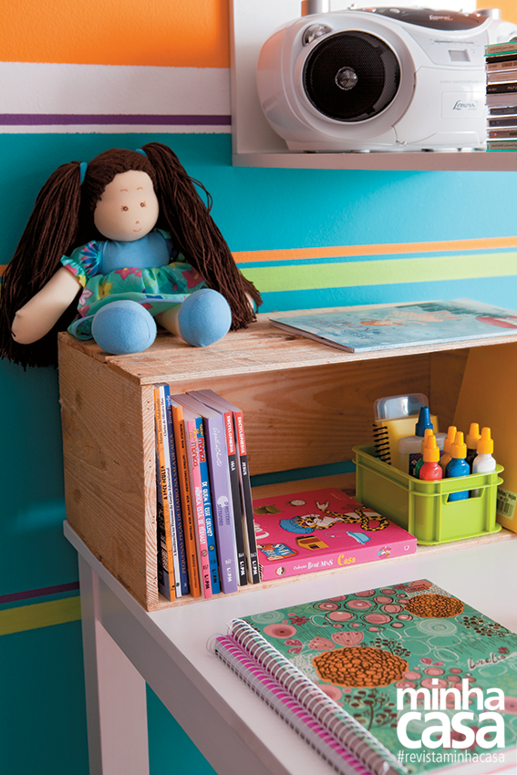 O caixote mantém os livros organizados na mesa de estudos. O caixote mantém os livros organizados na mesa de estudos.