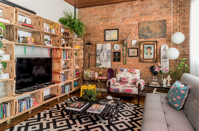 <p style="text-align:justify;">Estrela do estar, o móvel, feito pela designer de interiores Erika Kapuk com duas dúzias de caixotes usados - comprados por R$ 10 cada em hortifrútis da região - mede 3,30 x 2 m e abriga a TV, livros e outros objetos. "Gosto da aparência rústica da madeira: apenas lixei bem para que não soltassem farpas e pintei os fundos de branco, deixando o visual mais leve." Em seu canal de vídeos no YouTube, ela ensina a reproduzir a ideia: <a href="https://youtu.be/RNroQmkntAI" target="_blank" rel="noopener">goo.gl/9PKTWY</a></p> <p style="text-align:justify;">Estrela do estar, o móvel, feito pela designer de interiores Erika Kapuk com duas dúzias de caixotes usados - comprados por R$ 10 cada em hortifrútis da região - mede 3,30 x 2 m e abriga a TV, livros e outros objetos. "Gosto da aparência rústica da madeira: apenas lixei bem para que não soltassem farpas e pintei os fundos de branco, deixando o visual mais leve." Em seu canal de vídeos no YouTube, ela ensina a reproduzir a ideia: <a href="https://youtu.be/RNroQmkntAI" target="_blank" rel="noopener">goo.gl/9PKTWY</a></p>