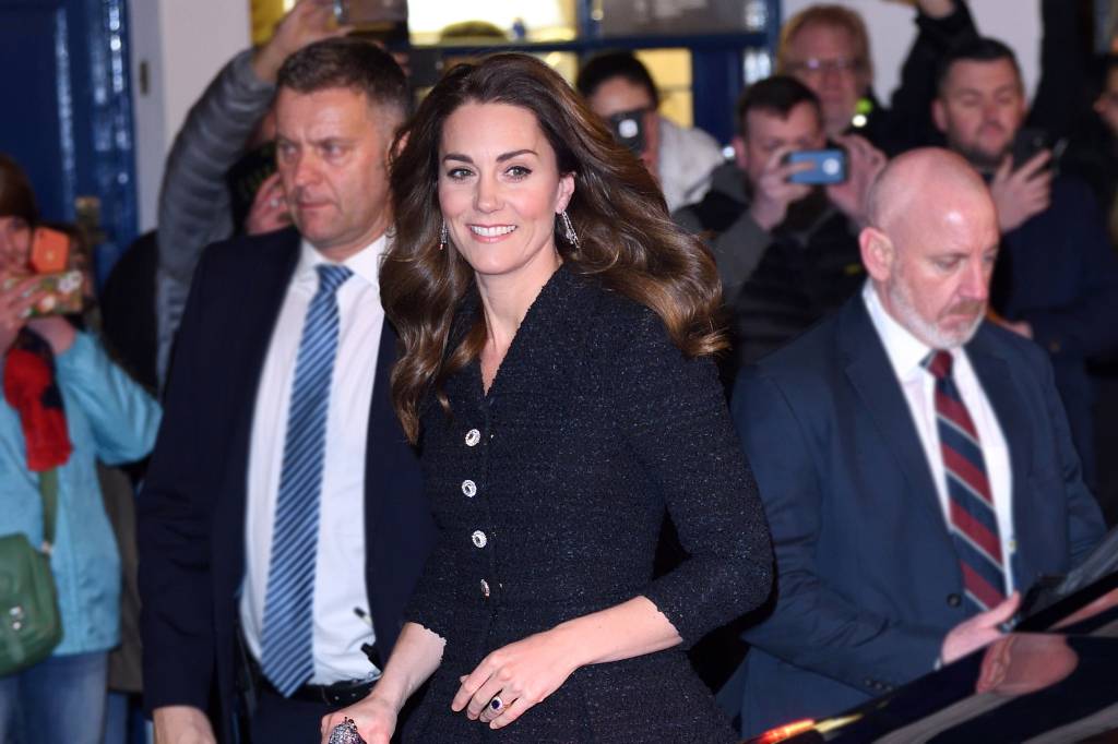 O sapato bicolor e cravejado de cristais de Kate Middleton