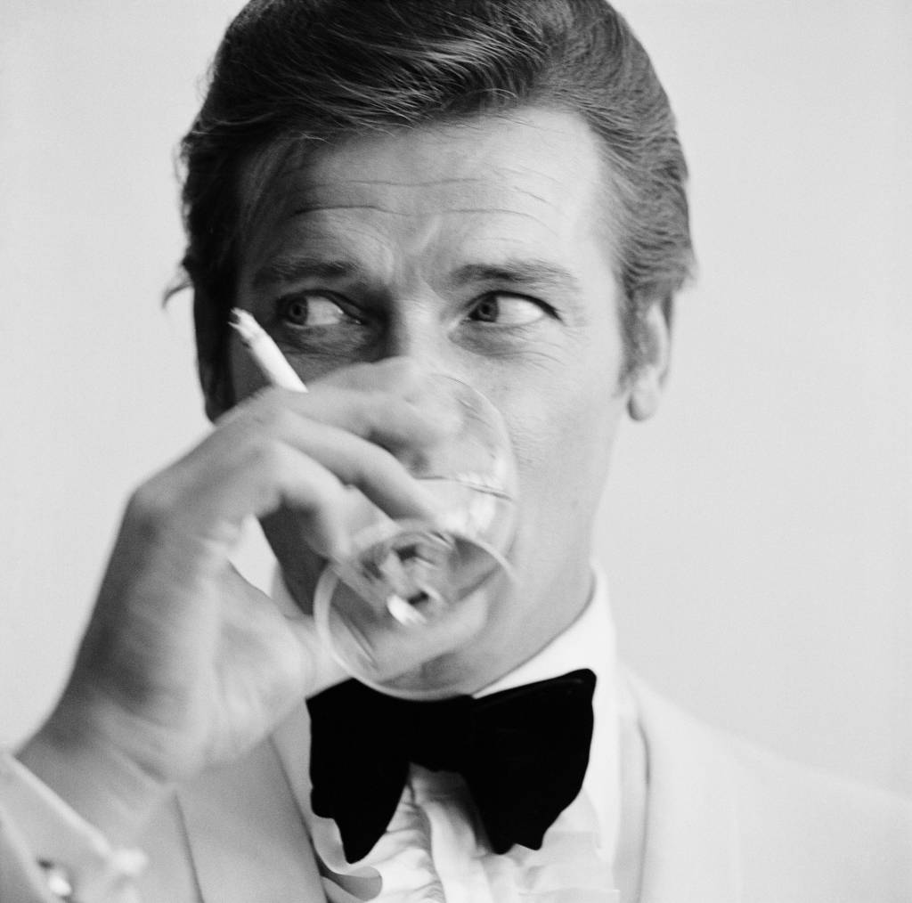 Roger Moore como James Bond Roger Moore como James Bond
