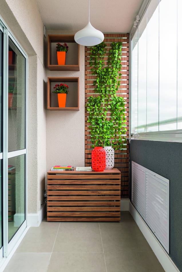 Os painéis com plantas, instaladas nas duas pontas da sacada garantem privacidade aos futuros moradores. Apartamento recém-entregue pela construtora em São Paulo, decorado pela arquiteta Stephanie Esposito, do escritório Studio 19. Os painéis com plantas, instaladas nas duas pontas da sacada garantem privacidade aos futuros moradores. Apartamento recém-entregue pela construtora em São Paulo, decorado pela arquiteta Stephanie Esposito, do escritório Studio 19.