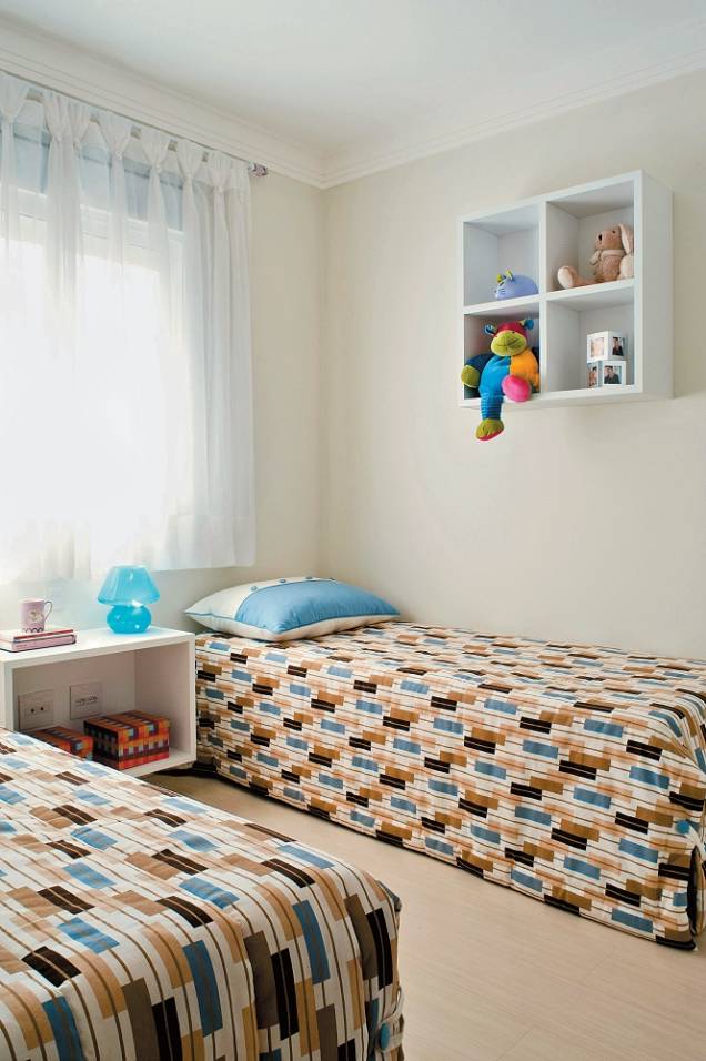 <span>Este ambiente tem tudo para que dois irmãos convivam numa boa durante muitos e muitos anos. Ao escolher camas sem cabeceira e decoração superclean, a arquiteta favoreceu futuras modificações: “Conforme o crescimento dos filhos, é possível renovar o clima trocando as cores das paredes e a roupa de cama”. Projeto da arquiteta Adriana Bellão.</span> <span>Este ambiente tem tudo para que dois irmãos convivam numa boa durante muitos e muitos anos. Ao escolher camas sem cabeceira e decoração superclean, a arquiteta favoreceu futuras modificações: “Conforme o crescimento dos filhos, é possível renovar o clima trocando as cores das paredes e a roupa de cama”. Projeto da arquiteta Adriana Bellão.</span>