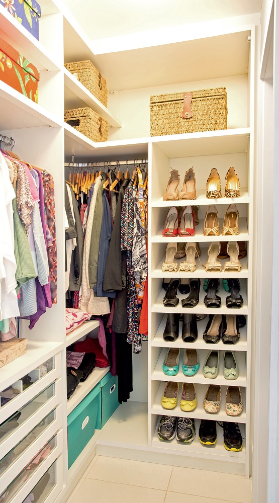 <span>Um closet planejado nasceu entre o quarto e o acesso ao banheiro. Para distribuir o espaço adequadamente entre cabideiros, gavetas, nichos e sapateira, as profissionais se aprofundaram nos hábitos e no guarda-roupa da cliente: ºA Gisele é bem alta e dona de vários vestidos longos, por isso separamos um canto para as peças compridas. E ela ainda nos avisou de sua preferência por cabideiros a gavetas”, lembra Evelyn. Projeto das arquitetas Elise e Evelyn Drummond. </span> <span>Um closet planejado nasceu entre o quarto e o acesso ao banheiro. Para distribuir o espaço adequadamente entre cabideiros, gavetas, nichos e sapateira, as profissionais se aprofundaram nos hábitos e no guarda-roupa da cliente: ºA Gisele é bem alta e dona de vários vestidos longos, por isso separamos um canto para as peças compridas. E ela ainda nos avisou de sua preferência por cabideiros a gavetas”, lembra Evelyn. Projeto das arquitetas Elise e Evelyn Drummond. </span>