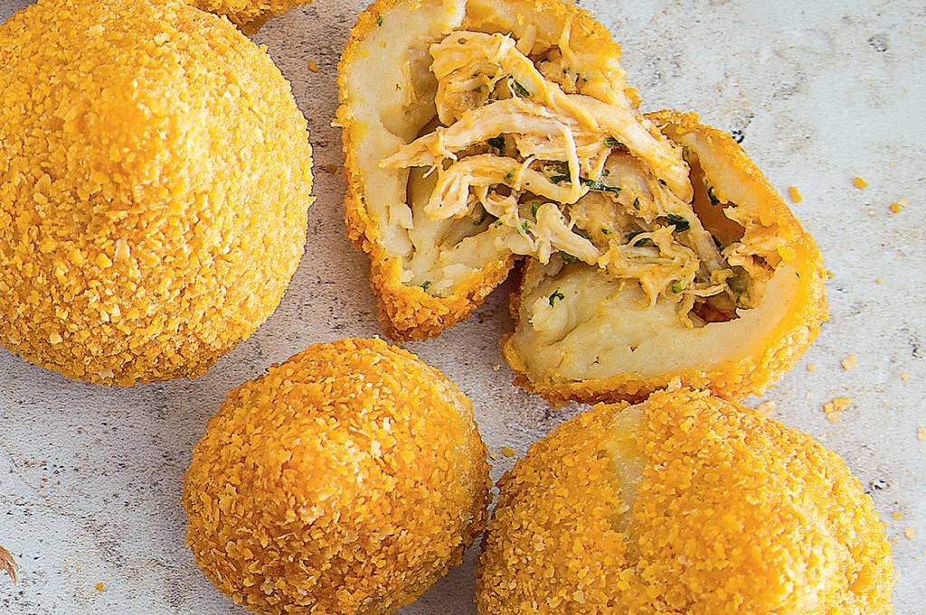 Coxinha com massa de mandioquinha recheada com casca de banana