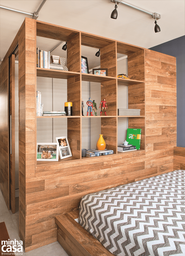 <span>É no quarto que o móvel curinga – queridinho dos arquitetos e do morador – mostra-se por completo. Dotado de uma porta deslizante, ele é composto de dois guarda-roupas (o fundo de um deles é o painel da TV que se vê na página anterior) e uma estante vazada. “Criamos uma grande caixa de madeira que dá privacidade ao dormitório sem isolar os espaços. E já que esse bloco não vai até o teto, permite que a luz natural alcance discretamente a sala, que não tem janela”, explicam os arquitetos </span><span>Erika Mello</span><span> e </span><span>Renato Andrade</span><span>. O morador </span><span>Felipe Brandão</span><span>, por sua vez, ressalta o que mais gostou: “Tudo o que eu precisava guardar coube neste closet!”. </span> <span>É no quarto que o móvel curinga – queridinho dos arquitetos e do morador – mostra-se por completo. Dotado de uma porta deslizante, ele é composto de dois guarda-roupas (o fundo de um deles é o painel da TV que se vê na página anterior) e uma estante vazada. “Criamos uma grande caixa de madeira que dá privacidade ao dormitório sem isolar os espaços. E já que esse bloco não vai até o teto, permite que a luz natural alcance discretamente a sala, que não tem janela”, explicam os arquitetos </span><span>Erika Mello</span><span> e </span><span>Renato Andrade</span><span>. O morador </span><span>Felipe Brandão</span><span>, por sua vez, ressalta o que mais gostou: “Tudo o que eu precisava guardar coube neste closet!”. </span>