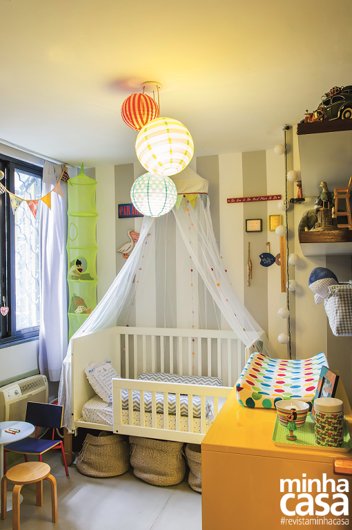 A paleta alegre e o casamento de listras, chevron e poás dão personalidade ao quarto e enriquecem a decoração. <span>A parede atrás do berço foi pintada com listras em branco e cinza, e a alvenaria vizinha recebeu um tom acinzentado mais escuro. O trocador de laca amarela e objetos de diferentes cores fazem o contraponto. “Busquei uma proposta unissex e que também não fique ultrapassada quando o pequeno crescer”, justifica a arquiteta </span><span>Alê Amado.</span> A paleta alegre e o casamento de listras, chevron e poás dão personalidade ao quarto e enriquecem a decoração. <span>A parede atrás do berço foi pintada com listras em branco e cinza, e a alvenaria vizinha recebeu um tom acinzentado mais escuro. O trocador de laca amarela e objetos de diferentes cores fazem o contraponto. “Busquei uma proposta unissex e que também não fique ultrapassada quando o pequeno crescer”, justifica a arquiteta </span><span>Alê Amado.</span>