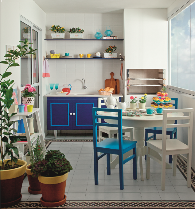 O estilo provençal e as cores delicadas permeiam todo o projeto. Entretanto, o resultado ficou ainda mais interessante com a inserção de outras referências. “Para deixar a varanda com cara de casa de vó, busquei inspiração nas fazendas coloniais do interior do Brasil. De lá, tirei as ideias do azul e do branco como protagonistas, e também de criar uma moldura de revestimentos estampados no piso, remetendo aos ladrilhos hidráulicos”, detalha <span>a paisagista paulistana Gigi Botelho</span>. Para economizar, a repórter visual sugeriu uma cerâmica que imita os ladrilhos originais. O efeito é bem parecido e o bolso agradece! O estilo provençal e as cores delicadas permeiam todo o projeto. Entretanto, o resultado ficou ainda mais interessante com a inserção de outras referências. “Para deixar a varanda com cara de casa de vó, busquei inspiração nas fazendas coloniais do interior do Brasil. De lá, tirei as ideias do azul e do branco como protagonistas, e também de criar uma moldura de revestimentos estampados no piso, remetendo aos ladrilhos hidráulicos”, detalha <span>a paisagista paulistana Gigi Botelho</span>. Para economizar, a repórter visual sugeriu uma cerâmica que imita os ladrilhos originais. O efeito é bem parecido e o bolso agradece!