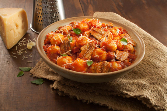 Nhoque recheado com molho de sardinha