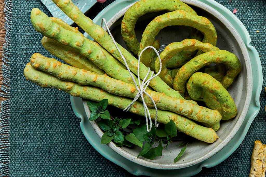 polvilho-com-pesto-de-cheiro-verde-e-queijo-dourado polvilho-com-pesto-de-cheiro-verde-e-queijo-dourado