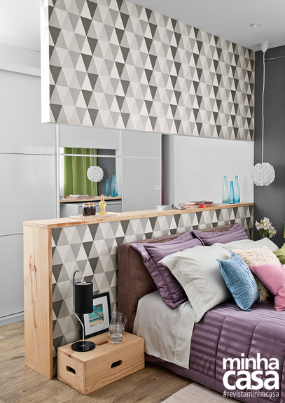 <span>Duas meias-paredes de MDF, revestidas de papel com padrão geométrico, resguardam o closet do restante do dormitório – embaixo, trata-se do fundo da bancada; em cima, de uma divisória suspensa confeccionada sob medida e parafusada na laje em cinco pontos diferentes. A fresta garante a passagem de luz e ventilação. Projeto do designer de interiores paulistano Paulo Castellotti. </span> <span>Duas meias-paredes de MDF, revestidas de papel com padrão geométrico, resguardam o closet do restante do dormitório – embaixo, trata-se do fundo da bancada; em cima, de uma divisória suspensa confeccionada sob medida e parafusada na laje em cinco pontos diferentes. A fresta garante a passagem de luz e ventilação. Projeto do designer de interiores paulistano Paulo Castellotti. </span>