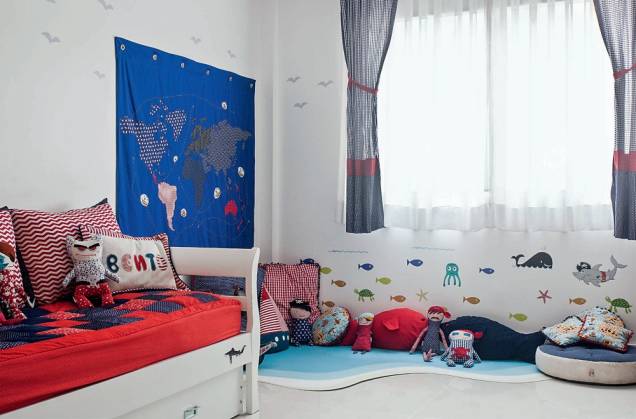Para deixar o canto mais confortável e divertido, <span>as designers Mariana Moraes e Mariana Marx, do ateliê de design infantil Nina Moraes,</span> costuraram almofadas de diferentes tamanhos e formatos. Na parede, o xodó do pequeno é um mapa (90 x 60 cm), feito de tecido, no qual ele cola seus barcos sinalizando por onde já passou. E, reforçando o tema, as paredes ainda são repletas de adesivos de baleias, tubarões, peixes e gaivotas (Kit Fundo do Mar Menino. Stixx). Para deixar o canto mais confortável e divertido, <span>as designers Mariana Moraes e Mariana Marx, do ateliê de design infantil Nina Moraes,</span> costuraram almofadas de diferentes tamanhos e formatos. Na parede, o xodó do pequeno é um mapa (90 x 60 cm), feito de tecido, no qual ele cola seus barcos sinalizando por onde já passou. E, reforçando o tema, as paredes ainda são repletas de adesivos de baleias, tubarões, peixes e gaivotas (Kit Fundo do Mar Menino. Stixx).