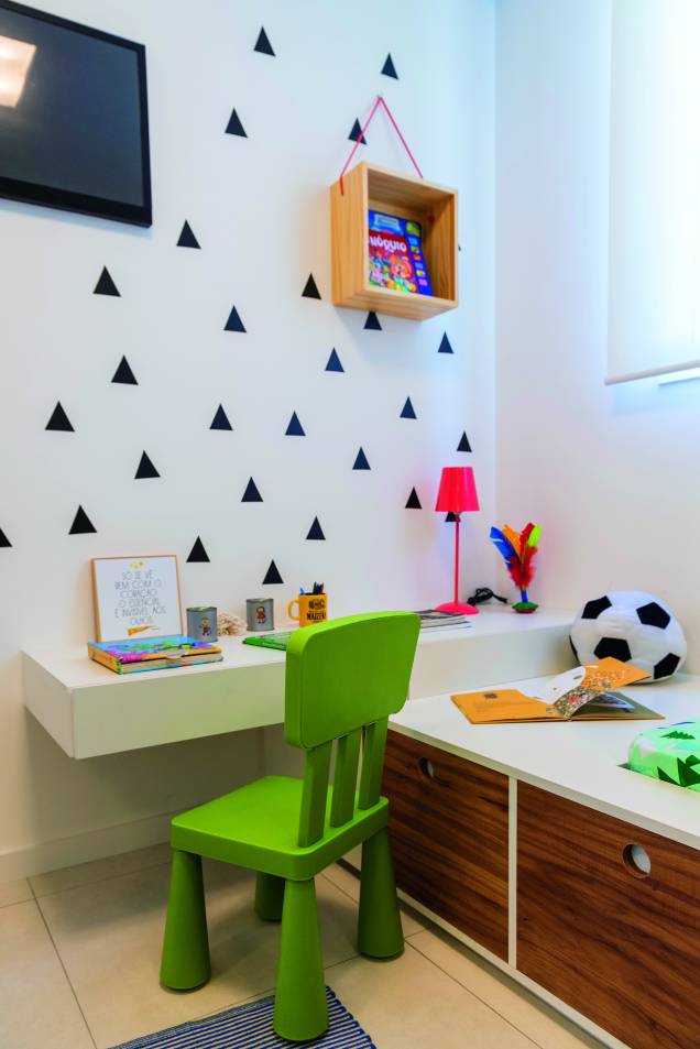 “Queríamos uma atmosfera lúdica para o dormitório infantil”, diz Fabiana. Assim, o conjunto de escrivaninha e cama com gavetões ganha ainda mais graça combinado com o adesivo de parede (Kit Triângulo Preto, com 36 peças de 7 x 7 cm. Kola. Projeto das arquitetas Fabiana Silveira e Patrícia de Palma, do escritório SP Estudio. “Queríamos uma atmosfera lúdica para o dormitório infantil”, diz Fabiana. Assim, o conjunto de escrivaninha e cama com gavetões ganha ainda mais graça combinado com o adesivo de parede (Kit Triângulo Preto, com 36 peças de 7 x 7 cm. Kola. Projeto das arquitetas Fabiana Silveira e Patrícia de Palma, do escritório SP Estudio.