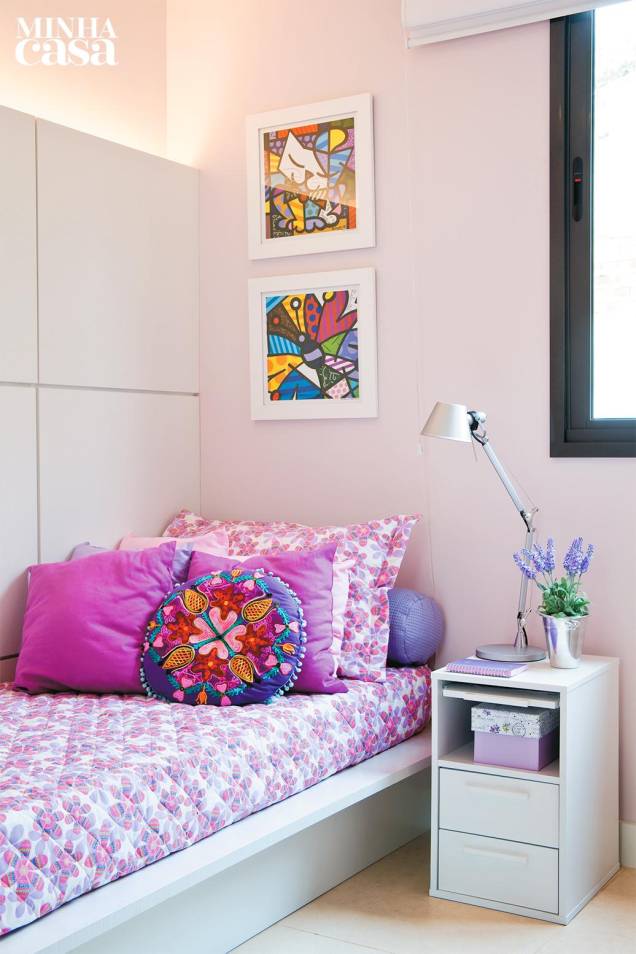 <span>A base do quarto – cama, escrivaninha e revestimentos – é totalmente neutra, de modo a perdurar por um bom tempo. O que personaliza o ambiente são os acessórios e os objetos decorativos, que podem ser trocados, acompanhando o crescimento da menina. Projeto do arquiteto Luiz Fernando Grabowsky.</span> <span>A base do quarto – cama, escrivaninha e revestimentos – é totalmente neutra, de modo a perdurar por um bom tempo. O que personaliza o ambiente são os acessórios e os objetos decorativos, que podem ser trocados, acompanhando o crescimento da menina. Projeto do arquiteto Luiz Fernando Grabowsky.</span>