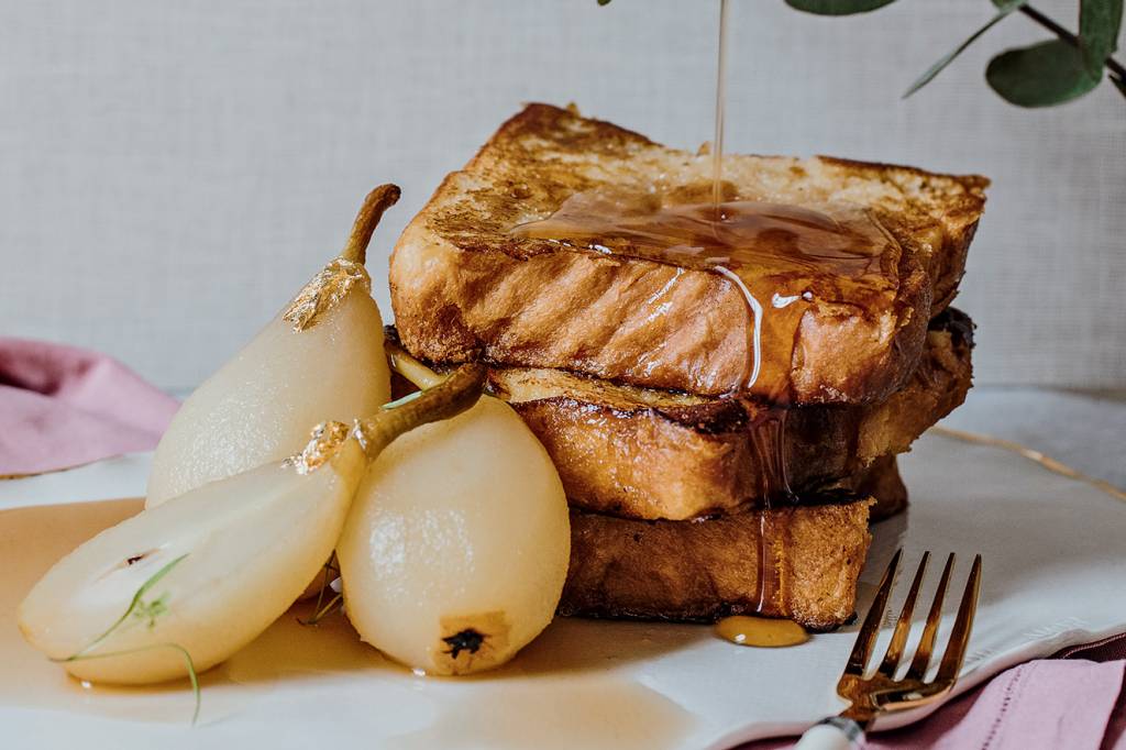 Rabanada com peras em calda