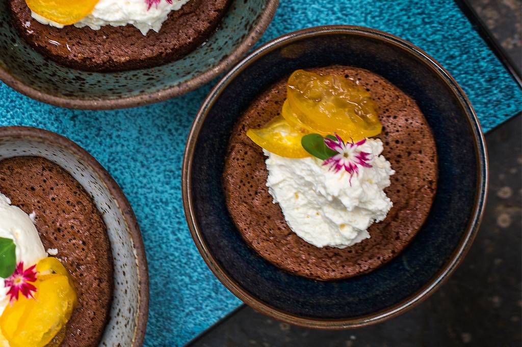 Suflê de chocolate com compota de kinkan Suflê de chocolate com compota de kinkan