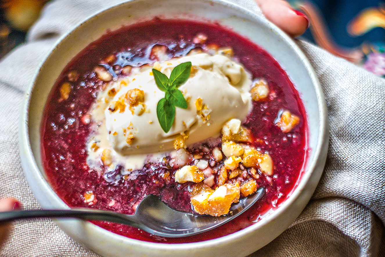 sopa de frutas vermelhas vermelhas com praliné
