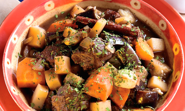 Cozido de carne com legumes e vinho