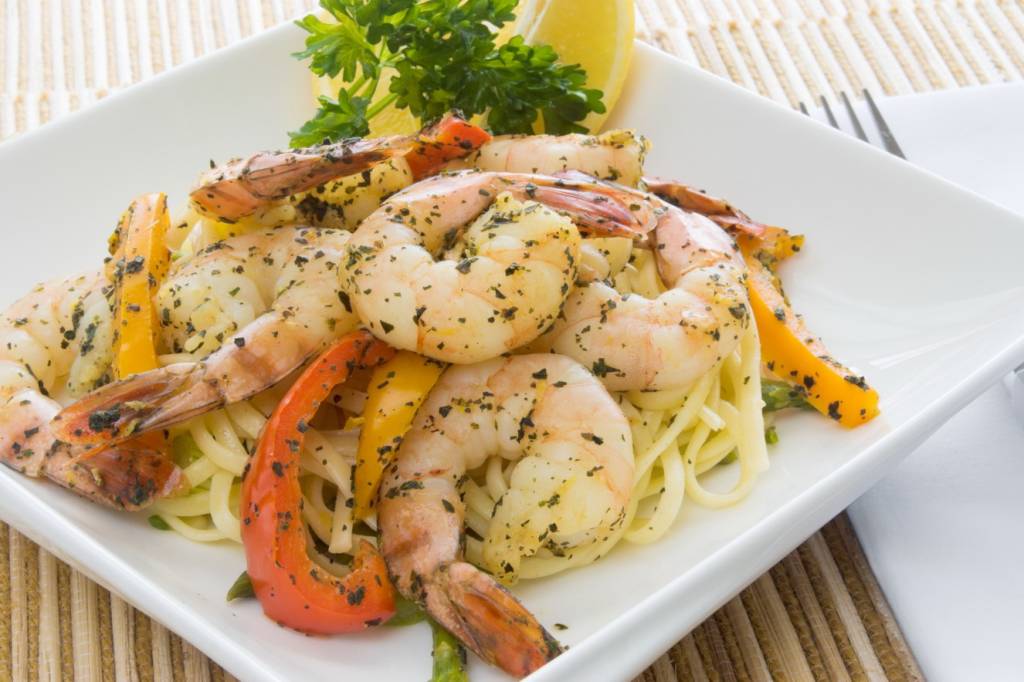 Macarrão tagliatelle com camarões