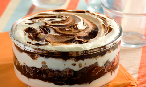 receita-pave-facil-creme-chocolate-po Uma travessa redonda de vidro com pavê, que tem tons de chocolate e creme branco