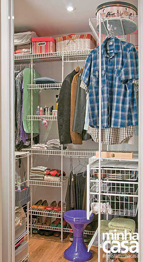 <span>Para não entulhar a suíte compacta com um armário, o casal destinou suas roupas ao closet montado em uma parte mais larga do corredor. No lugar de prateleiras, há aramados, que deixam o ar circular. “Chega a custar menos da metade de uma marcenaria convencional”, diz a arquiteta Juliana Savelli.</span> <span>Para não entulhar a suíte compacta com um armário, o casal destinou suas roupas ao closet montado em uma parte mais larga do corredor. No lugar de prateleiras, há aramados, que deixam o ar circular. “Chega a custar menos da metade de uma marcenaria convencional”, diz a arquiteta Juliana Savelli.</span>
