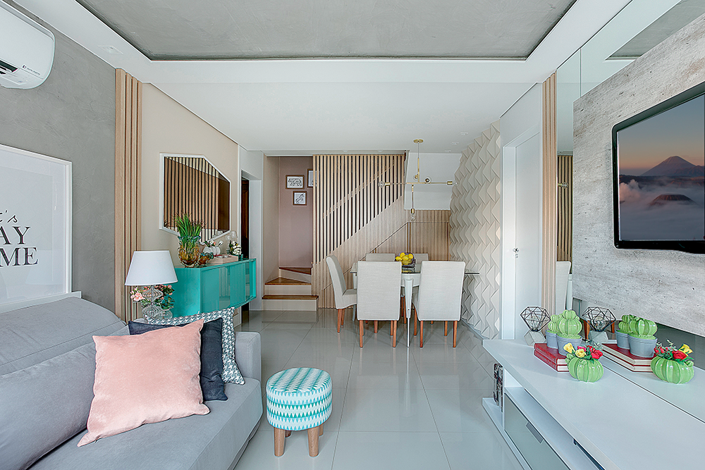 Salas integradas com painel ripado de madeira e azulejo 3D