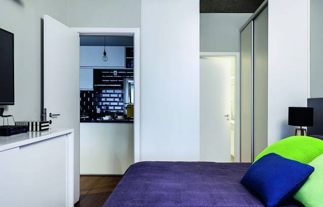 <span>Entregue pela construtora, o closet, que forma um corredor para o banheiro, foi mantido. “Além de ser prático e ocupar o mesmo espaço de um guarda-roupa comprado pronto, o limite do móvel determinou a extensão da nova parede, erguida com a proposta de criar uma suíte isolada”, diz Camila. A divisória de drywall garantiu o desejado isolamento da área. Projeto de Camila Benegas e Paula Motta, do escritório paulistano Casa 2 Arquitetos.</span> <span>Entregue pela construtora, o closet, que forma um corredor para o banheiro, foi mantido. “Além de ser prático e ocupar o mesmo espaço de um guarda-roupa comprado pronto, o limite do móvel determinou a extensão da nova parede, erguida com a proposta de criar uma suíte isolada”, diz Camila. A divisória de drywall garantiu o desejado isolamento da área. Projeto de Camila Benegas e Paula Motta, do escritório paulistano Casa 2 Arquitetos.</span>