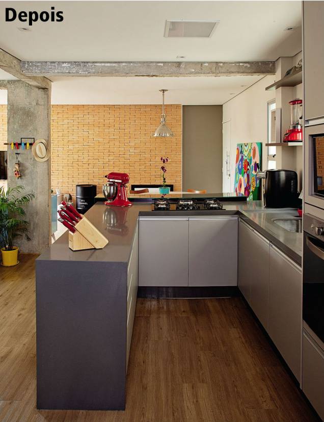 A bancada em U, com tampo e laterais de Silestone (Cosentino), permite que o casal prepare jantares sem perder o que acontece na sala. Feita sob medida, ela abraça a coluna que restou da antiga divisória com o estar, assim como as duas prateleiras na parede da janela. Projeto d<span>o arquiteto </span><span>Francesco Picciallo</span><span>, do escritório Brita</span> A bancada em U, com tampo e laterais de Silestone (Cosentino), permite que o casal prepare jantares sem perder o que acontece na sala. Feita sob medida, ela abraça a coluna que restou da antiga divisória com o estar, assim como as duas prateleiras na parede da janela. Projeto d<span>o arquiteto </span><span>Francesco Picciallo</span><span>, do escritório Brita</span>