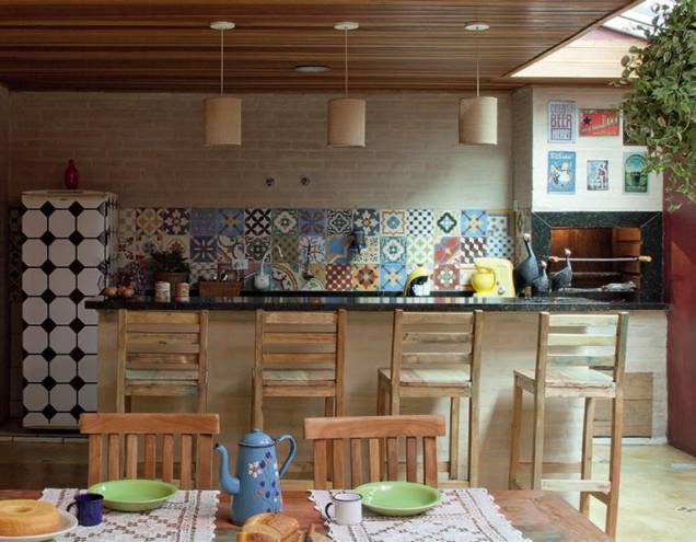 Além dos móveis e da decoração, os diferentes revestimentos de tons terrosos também ajudam a criar a atmosfera interiorana. As paredes foram recobertas de tijolinhos, assentados com junta seca e protegidos com uma camada de verniz acrílico no trecho do jantar; no restante, os tijolos receberam uma mistura de cimento, cal e pó xadrez amarelo, e depois foram lixados para conquistar acabamento de aspecto envelhecido. Além dos móveis e da decoração, os diferentes revestimentos de tons terrosos também ajudam a criar a atmosfera interiorana. As paredes foram recobertas de tijolinhos, assentados com junta seca e protegidos com uma camada de verniz acrílico no trecho do jantar; no restante, os tijolos receberam uma mistura de cimento, cal e pó xadrez amarelo, e depois foram lixados para conquistar acabamento de aspecto envelhecido.