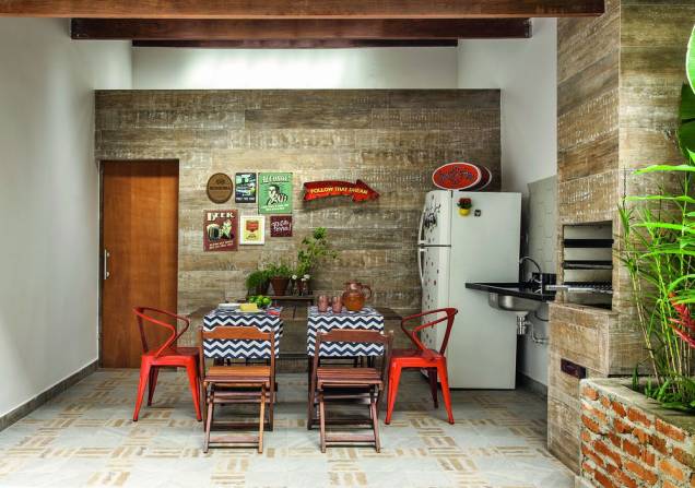 Na porção coberta do quintal acomodou-se um espaço gourmet, com direito a mesa, pia, geladeira e churrasqueira – o modelo pré-moldado foi fechado com drywall do tipo RF (resistente ao fogo). Porcelanatos cobrem todas as superfícies: no piso, foi aplicado o Duo, da Eliane; nas paredes, a escolha recaiu sobre Ibirapuera Patina, da Portobello (Leroy Merlin). Na porção coberta do quintal acomodou-se um espaço gourmet, com direito a mesa, pia, geladeira e churrasqueira – o modelo pré-moldado foi fechado com drywall do tipo RF (resistente ao fogo). Porcelanatos cobrem todas as superfícies: no piso, foi aplicado o Duo, da Eliane; nas paredes, a escolha recaiu sobre Ibirapuera Patina, da Portobello (Leroy Merlin).