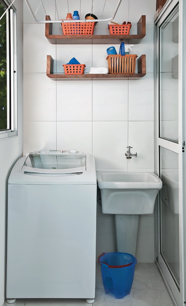 Com o espaço reduzido, duas prateleiras (modelo Sintonia II (80 x 18 x 25 cm) - Meu Móvel de Madeira) mantêm os produtos de limpeza organizados e sempre à mão. Projeto do designer de interiores Fabio Galeazzo. Com o espaço reduzido, duas prateleiras (modelo Sintonia II (80 x 18 x 25 cm) - Meu Móvel de Madeira) mantêm os produtos de limpeza organizados e sempre à mão. Projeto do designer de interiores Fabio Galeazzo.