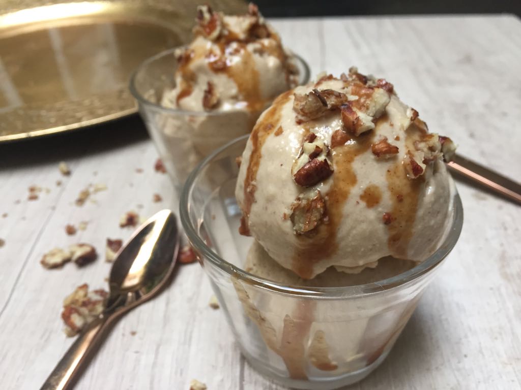 Sorvete de banana e caramelo com flor de sal Sorvete de banana e caramelo com flor de sal
