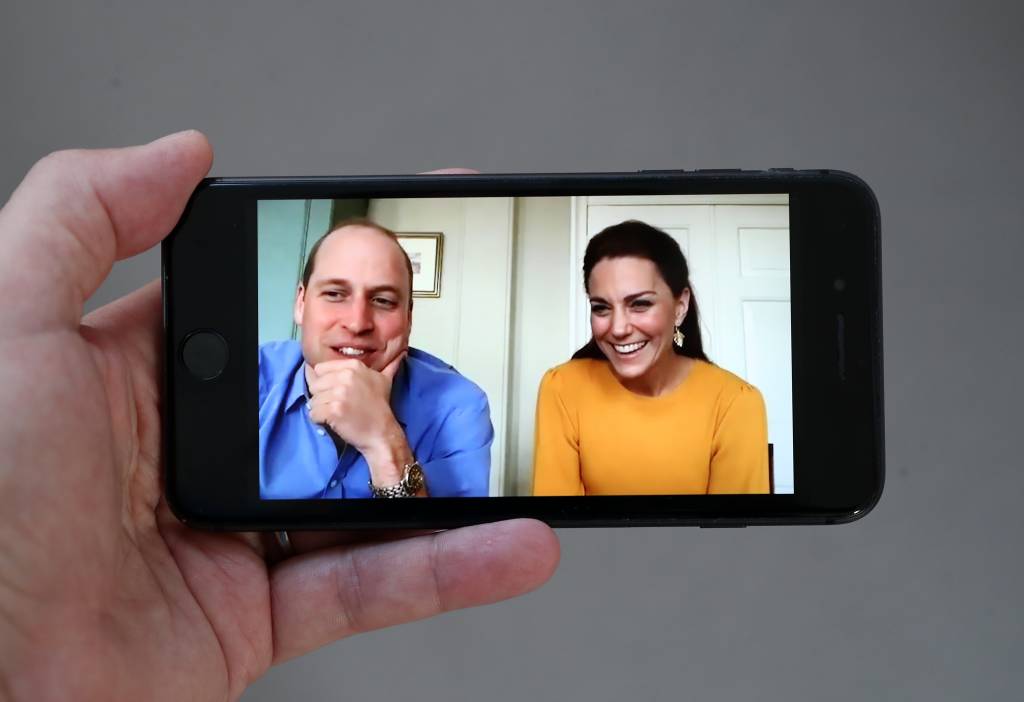 Príncipe William e Kate Middleton Kate e William têm participado de reuniões via Internet, mas restringem o tempo dos filhos online
