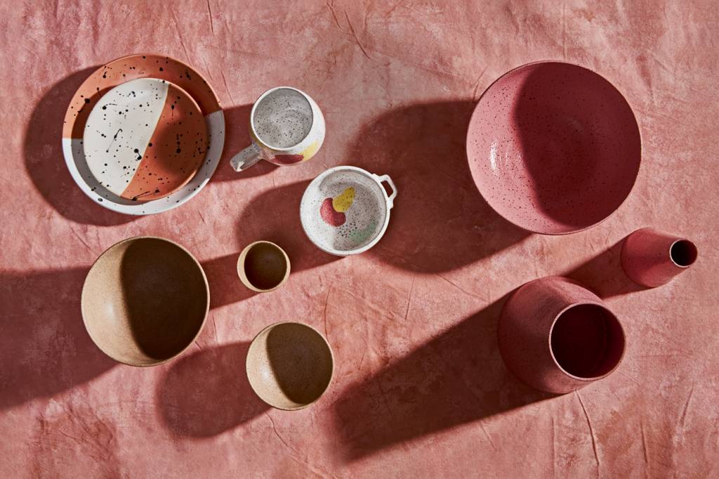 As mulheres estão transformando a cerâmica com pequenas produções em casa