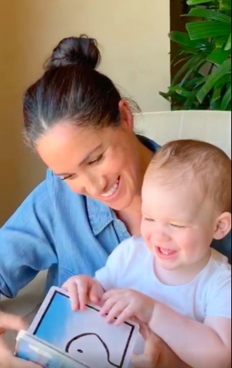 archie e meghan Meghan segura o filho Archie no colo