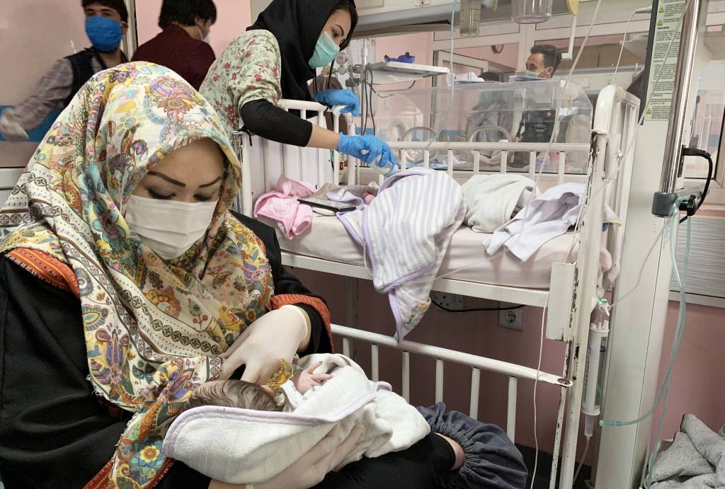 Atentado à maternidade deixa 24 mortos e bebês órfãos no Afeganistão