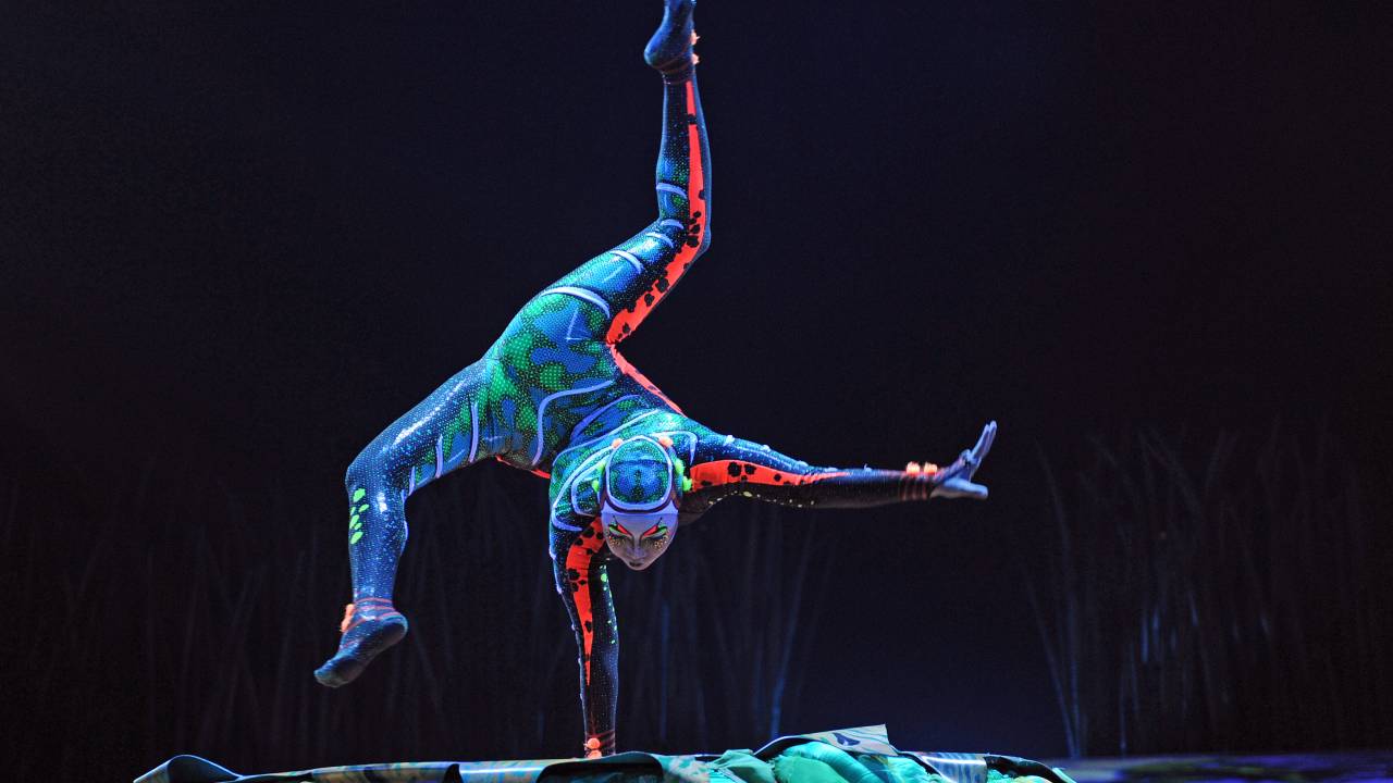 Artista performando durante espetáculo Totem, no Cirque du Soleil