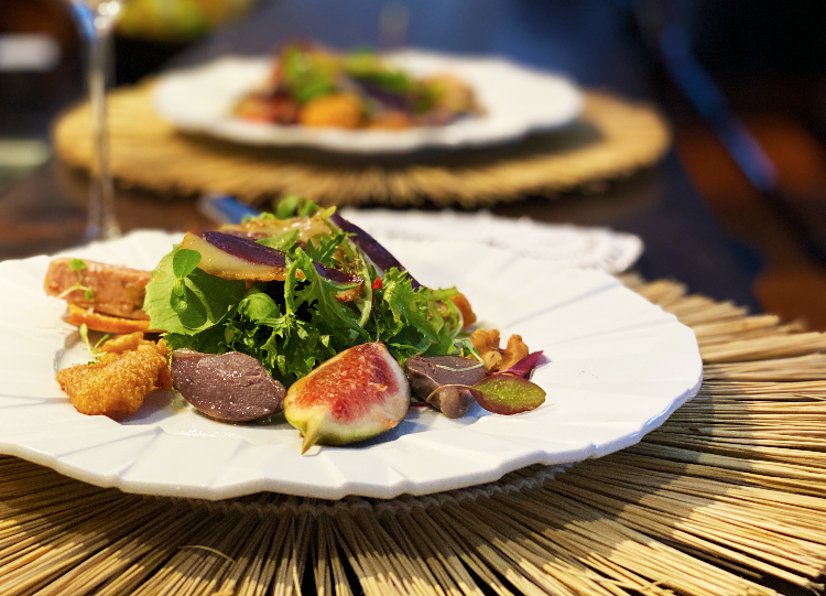 Salada Gourmande, típica do sul da França, com foie gras, magret de pato defumado, figos, torresmo de pato Salada Gourmande, típica do sul da França, com foie gras, magret de pato defumado, figos, torresmo de pato