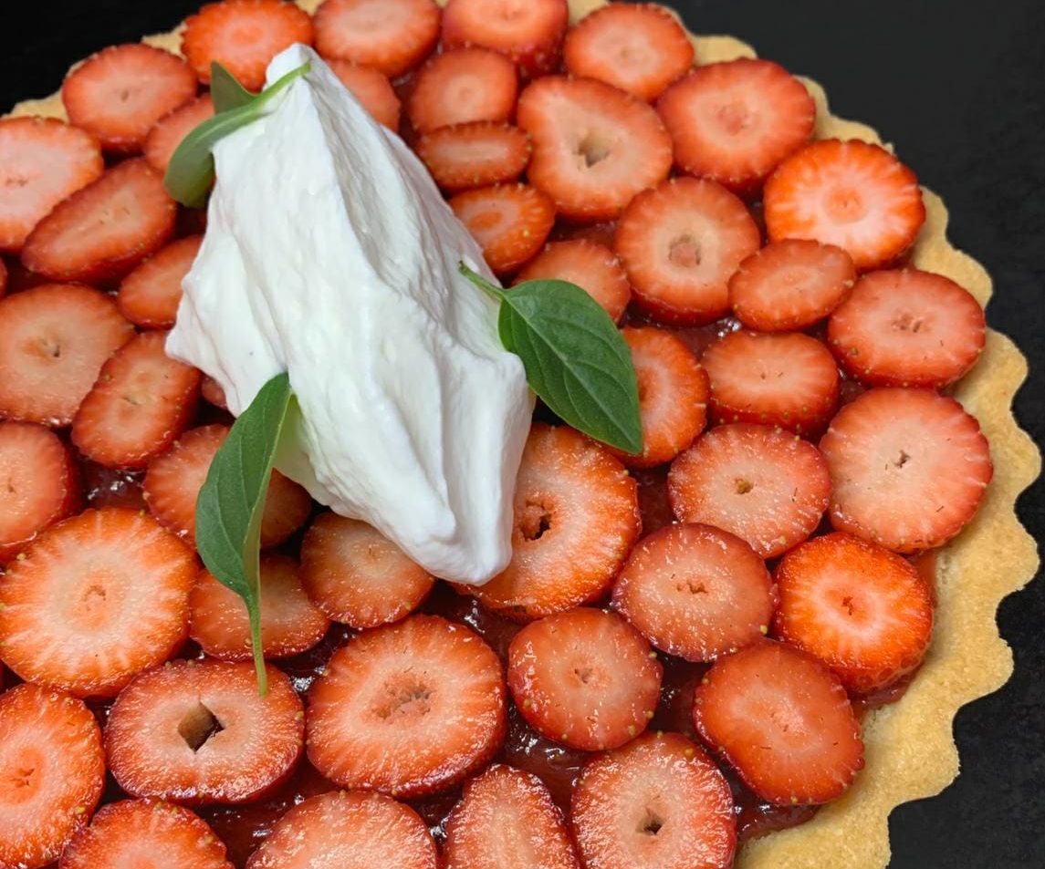 Torta de morango com recheio de amêndoas