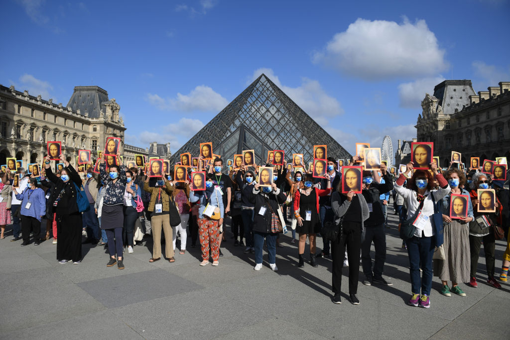 guias protestam na frente do louvre