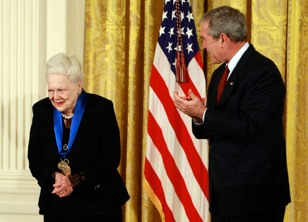 Bush Confers National Medals Of Arts And National Humanities Medals morre Olivia de Havilland