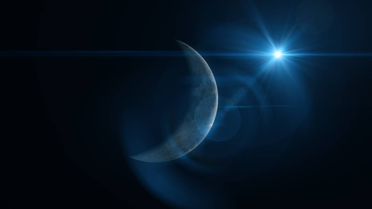 Lua Nova sob um fundo de céu escuro